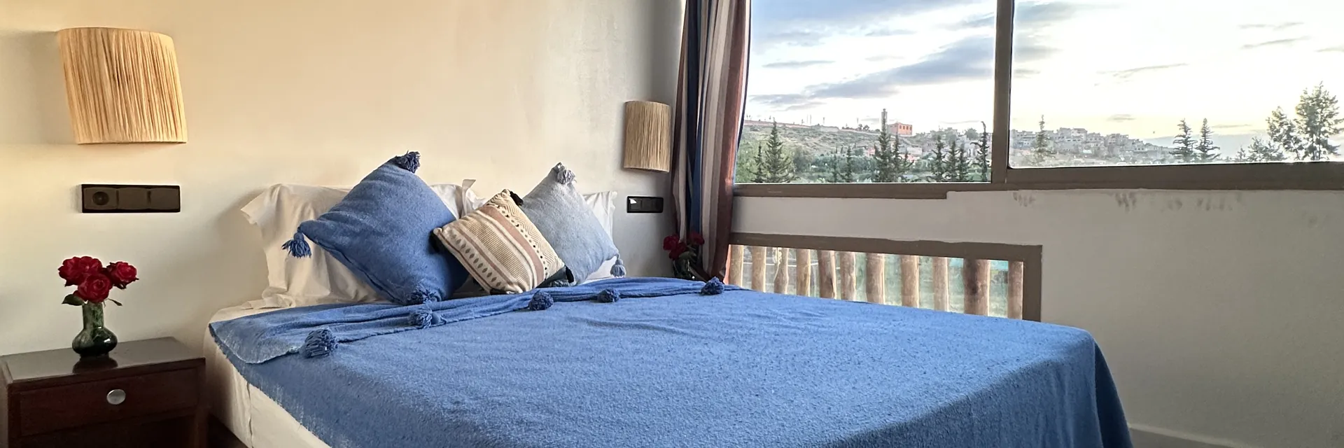 Double room with a panoramic window over the valley