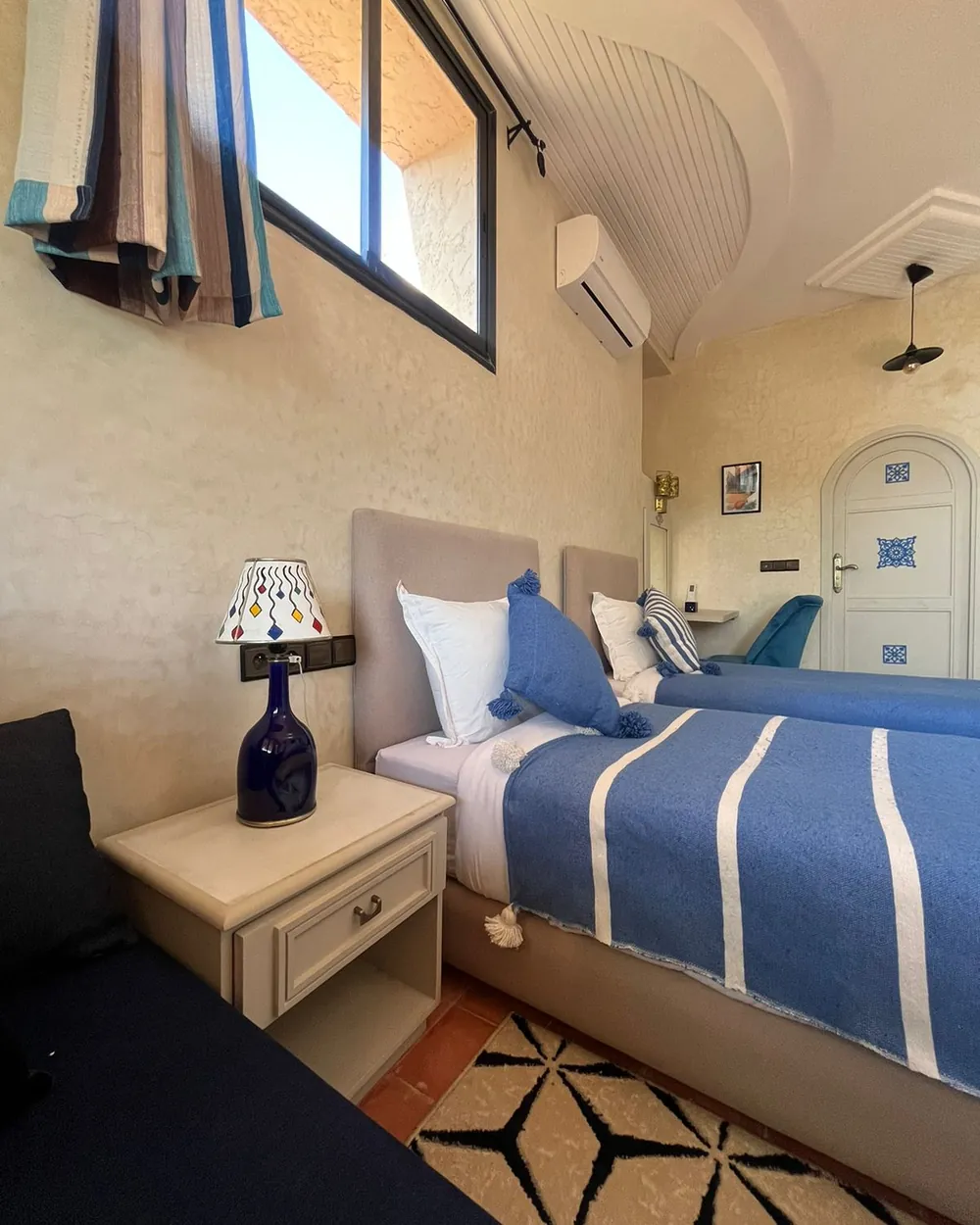 Twin room in blue with arched doorways