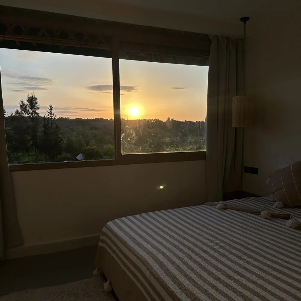 Bedroom at sunset with a view over the valley